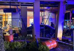 Bakırköy'de otomobil kafedeki müşterilerin arasına daldı; kaza kamerada: 6 yaralı