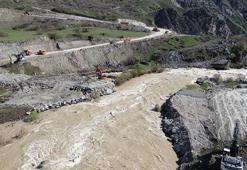 TSK, heyelanın kapattığı Hakkari-Van yolunda panel köprü kuruyor