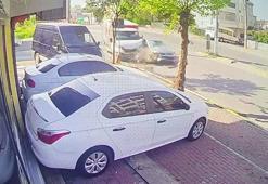 Kamyonet ile otomobilin çarpıştığı kaza kamerada; 2 yaralı