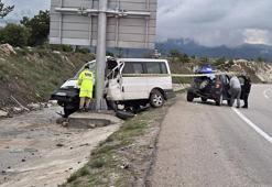 Minibüs, otomobile ve tabela direğine çarptı: 1 ölü