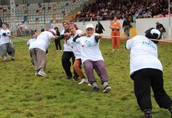 Antalya'da 'Tarım ve Seracılık Festivali'nde halat çekip, domates kasası taşıdılar