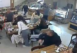 Restoranda nefes borusuna yiyecek kaçan çocuğu, Heimlich manevrasıyla kurtardı