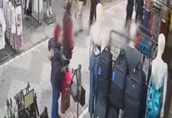 Kadıköy’de mağazanın önündeki çantanın çalındığı anlar kamerada