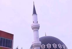 Arnavutköy'de fırtına nedeniyle caminin minaresi sallandı; 2 bina tahliye edildi
