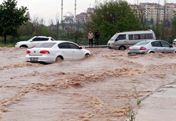 Gaziantep’te sağanak ve fırtınada çatılar uçtu, ağaçlar devrildi: 23 yaralı