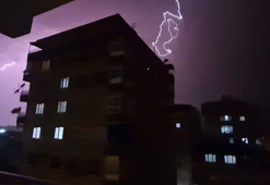 Diyarbakır ve Batman’da şimşekler geceyi aydınlattı; yollar suyla doldu