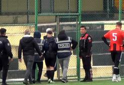 Sahaya girip orta hakeme yumruk atan futbolcu serbest kaldı, kulübüyle ilişiği kesildi