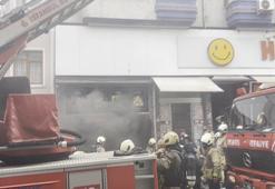 Fatih'te market deposunda çıkan yangın söndürüldü; 12 kişi tahliye edildi