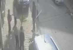 Arnavutköy’de sokakta oynayan çocuklara saldırıp elindeki bıçakla kapıya dayandı; şüpheli kamerada