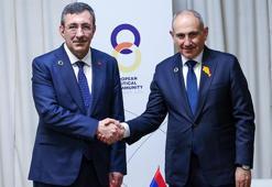 Cumhurbaşkanı Yardımcısı Yılmaz, Ermenistan Başbakanı Paşinyan ile bir araya geldi