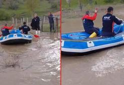 Tokat'ta su basan evlerinde mahsur kalanları AFAD botla kurtardı