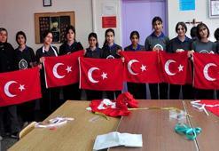 Moda tasarımı öğrencileri, 19 Mayıs için Türk bayrağı dikiyor