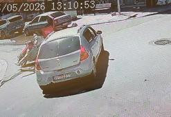 Otomobille motosikletin çarpıştığı kaza kamerada; 1 yaralı