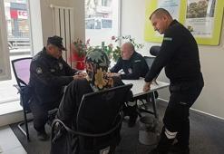 Emekliyi, dolandırılmaktan güvenlik görevlileri ve polisler kurtardı
