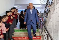 Emekliye ayrılan 47 yıllık öğretmeni 'Hatıran Yeter' şarkısıyla uğurladılar