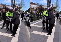 Kendisini yolun karşısına geçiren trafik polisini yanaklarından öptü