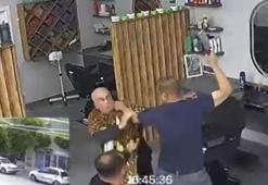 Berberde tıraş olan husumetlisine satırla saldırdı; 2 kişinin yaralandığı kavga anı kamerada