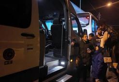 İzmir’de göçmen botu yarı batık halde bulundu: 1 çocuk öldü, 43 kişi kurtarıldı