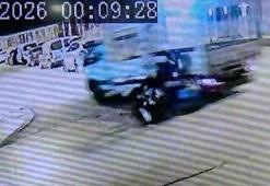 Motosikletle kamyonetin çarpıştığı kaza kamerada; 2 yaralı