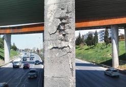 Esenyurt'ta beton parçaları dökülen köprünün paslanan demirleri ortaya çıktı