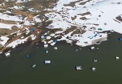 Erciyes'te kar erimeye başladı; kuruyan gölün etrafındaki karavan ve çadırlar su altında kaldı
