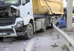Başakşehir'de devrilen araçta mahsur kalan kişiyi kazaya karışan kamyonun şoförü kurtardı