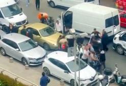 Esenyurt'ta yol verme tartışmasında minibüsten inip kuryeyi dövdüler