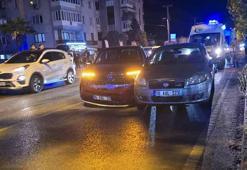 Bursa'da otomobil, kırmızı ışıkta bekleyen otomobile çarptı: 3 yaralı