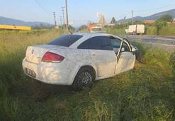 Otomobil tarlaya uçtu, devirdiği elektrik direğine motosiklet çarptı: 1’i ağır, 4 yaralı