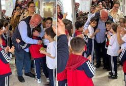 Emekliye ayrılan 43 yıllık öğretmen, öğrencilerine gözyaşlarıyla veda etti