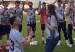 Şampiyonluk kutlamalarında futbolcudan sürpriz evlilik teklifi
