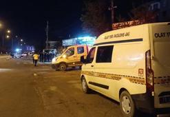 Park halindeki çekiciye çarpan otomobilden fırlayan kadın öldü