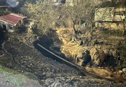 Beytüşşebap'ta dereler taştı; köprüler yıkıldı, araçlar suya kapıldı