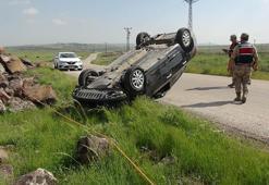 Kilis'te otomobil refüje devrildi; 5 yaralı