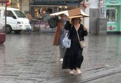 Taksim’de yağmura yakalananlar çanta ve kartonla korunmaya çalıştı