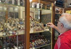 25 metrekarelik iş yerinde 250 eski saati sergiliyor