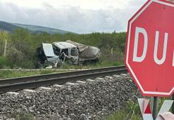 Tren, hemzemin geçitte kamyonete çarptı; 1 ölü, 3 yaralı