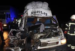 Tarım işçilerini taşıyan minibüs TIR’a arkadan çarptı: 12 yaralı