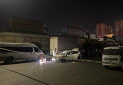 Küçükçekmece'de polisin 'dur' ihtarına uymayan şüpheliler kaçarken kaza yaptı: 1 polis yaralandı, 2 gözaltı