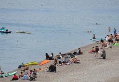 Hava ısındı, Konyaaltı Sahili'nde yoğunluk oluştu