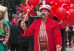 New York’ta 'Türk Günü Yürüyüşü' için bayrak çekme töreni