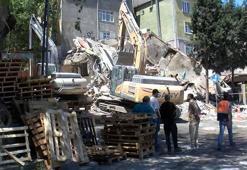 Küçükçekmece'de yıkımı yapılan bina çöktü; bitişiğindeki apartman tahliye edildi