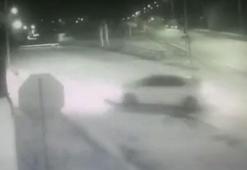 Hatay'da otomobilin bahçe duvarına çarptığı anlar kamerada