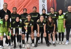 Gaziemir İmam Hatip Ortaokulu'nun kız futbol takımı beton zeminden namağlup şampiyonluğa uzandı