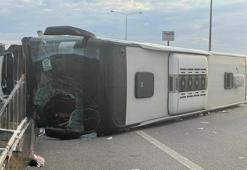 Yolcu otobüsü refüje çarpıp devrildi: 36 yaralı