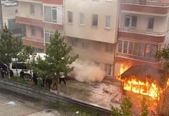 Mahalle sakinleri otomobili iterek alevlerden uzaklaştırmaya çalıştı