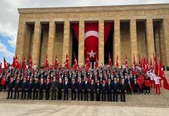 Bakan Bak, gençler ve sporcularla birlikte Anıtkabir'i ziyaret etti