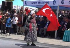 Çorum'da 90 yaşındaki kadın, marşlarla bayramı kutladı
