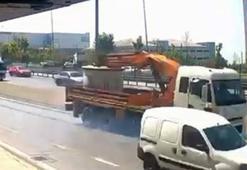 Avcılar'da sol şeritte bekleyen motosiklete, TIR çarptı: 2 yaralı