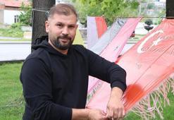Kayınpederinin vasiyetini yerine getiren damat, yaptığı uçurtmalarla çocukları sevindiriyor